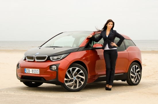 FOTO: Latvijā pārdots pirmais elektromobilis BMW i3